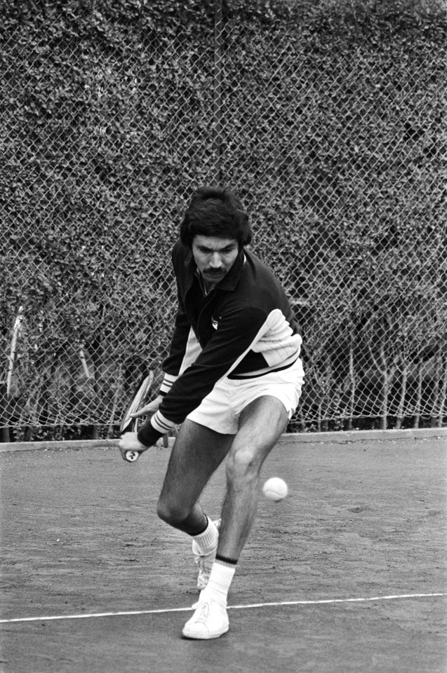 Nationale tenniskampioenschappen in Scheveningen (METS) Rolf Thun in actie, Bestanddeelnr 929-3005