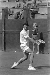 Nationale Tenniskampioenschappen op Metsbanen, Jan Hordi in aktie tegen Van Geld, Bestanddeelnr 919-4348