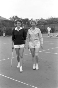 Nationale Tenniskampioenschappen Krijt (L) Mevrouw Storm en Roos, Bestanddeelnr 912-8369