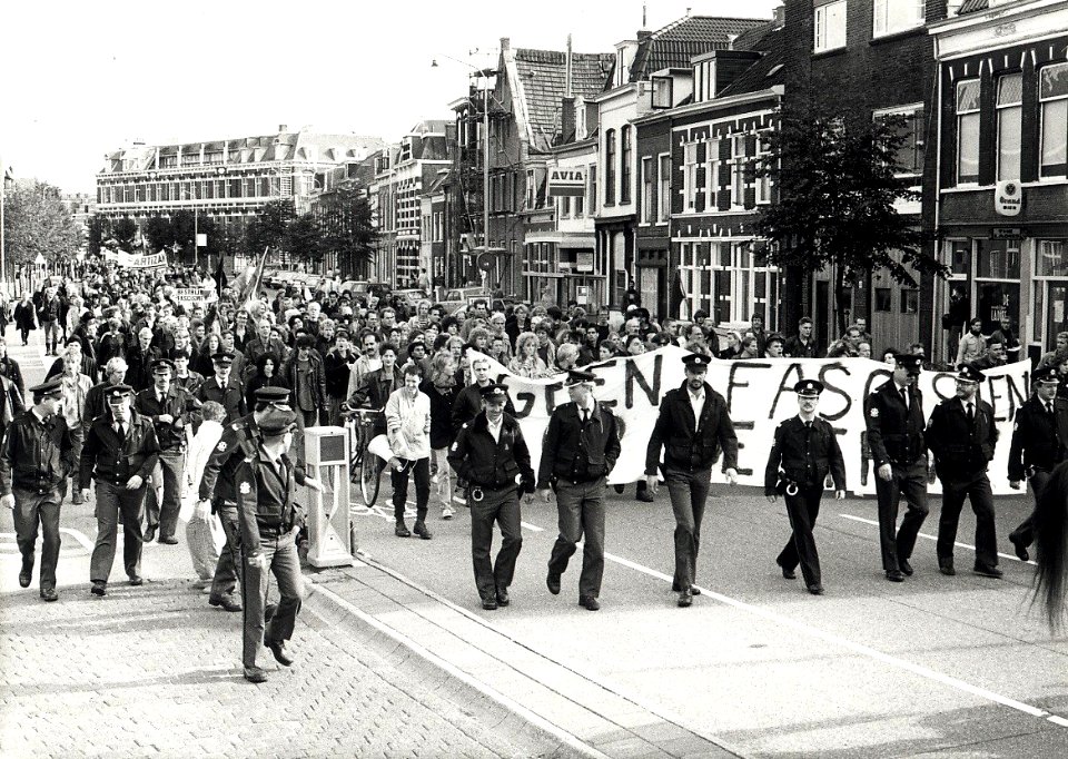 Nassaulaan, ziende naar het noorden. Demonstratie tegen het opkomende racisme. Aangekocht in 1988 van United Photos de Boer bv. - Negatiefnummer 28142 k 10. - Gepubliceerd in het Haarlems Dagblad van 