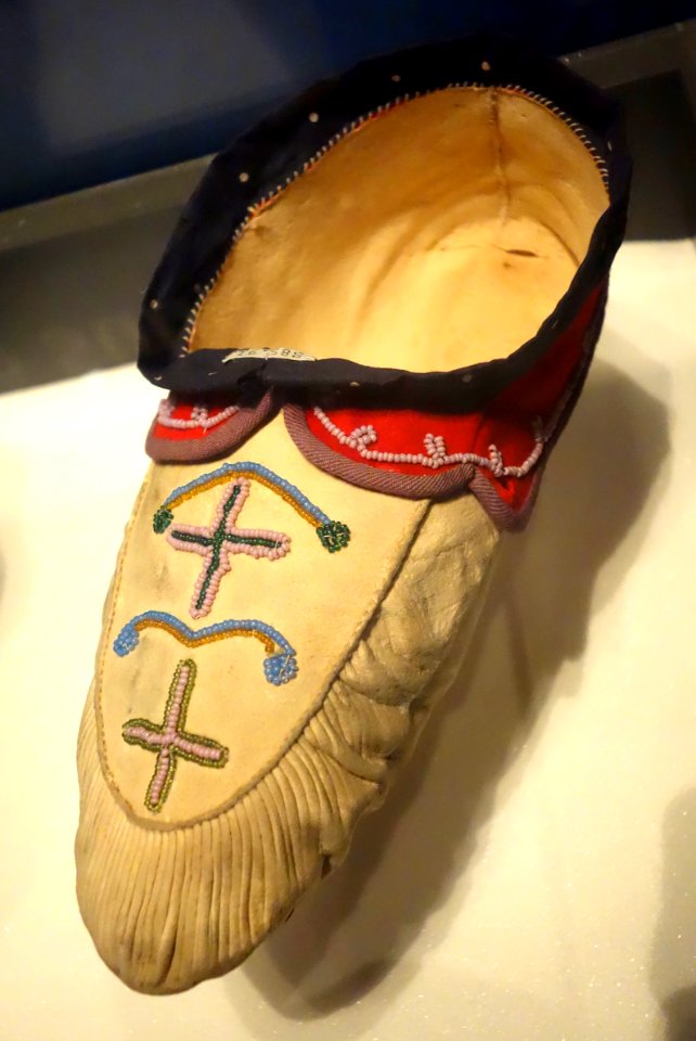 Naskapi moccasin, late 1800s - Bata Shoe Museum - DSC00714