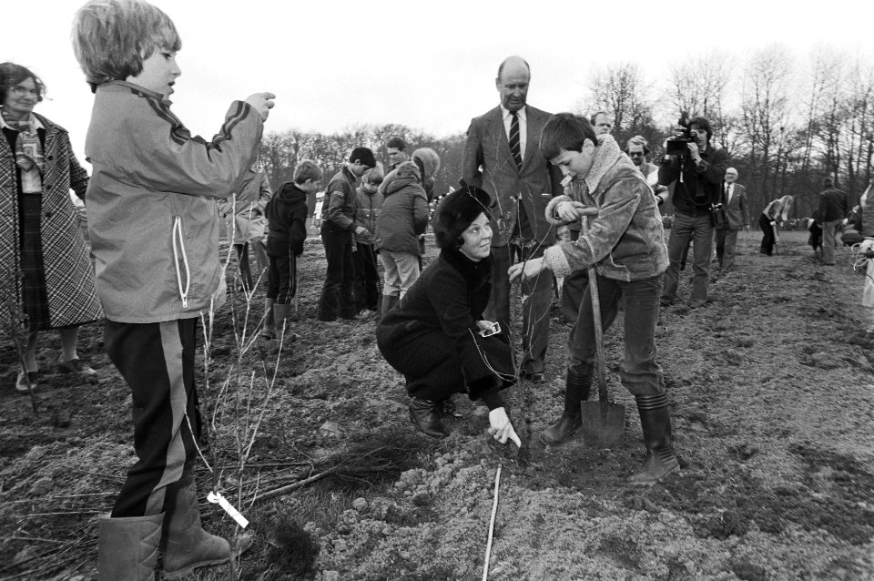Nationale Boomplantdag Prinses Beatrix plant eerste bo voor bos in Zwolle, Bestanddeelnr 930-7453