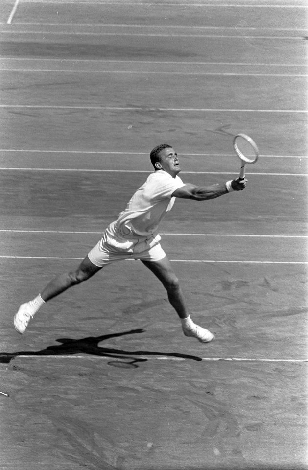 Nationale Tenniskampioenschappen op de Metsbanen Tom Okker in actie, Bestanddeelnr 915-4513