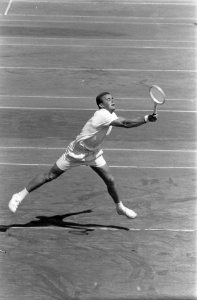 Nationale Tenniskampioenschappen op de Metsbanen Tom Okker in actie, Bestanddeelnr 915-4513