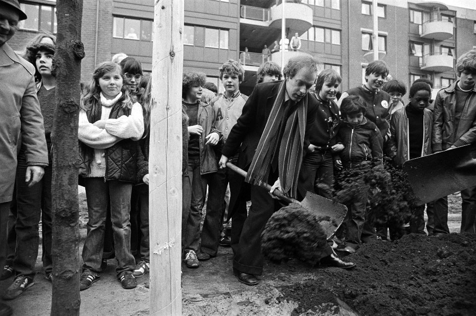 Nationale Boomplantdag in Amsterdam (Pollanenstraat) wethouder Spoelstra plant , Bestanddeelnr 930-7449
