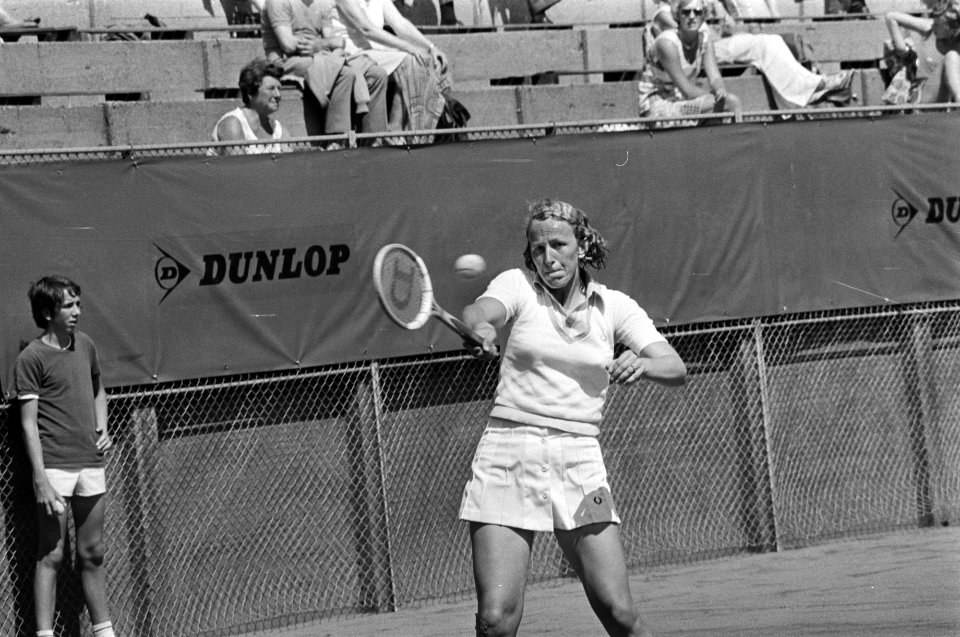 Nationale tenniskampioenschappen in Schevingen mejuffrouw T Zwaan in actie, Bestanddeelnr 927-3867