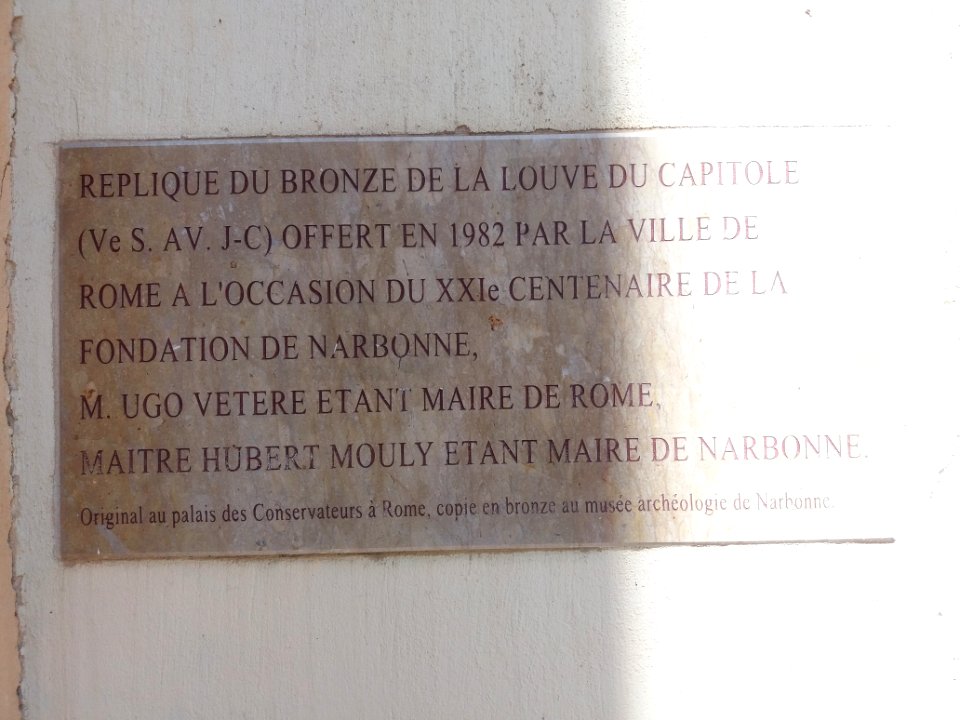 Narbonne - Rue Droite - Plaque descriptive de la Louve du Capitole