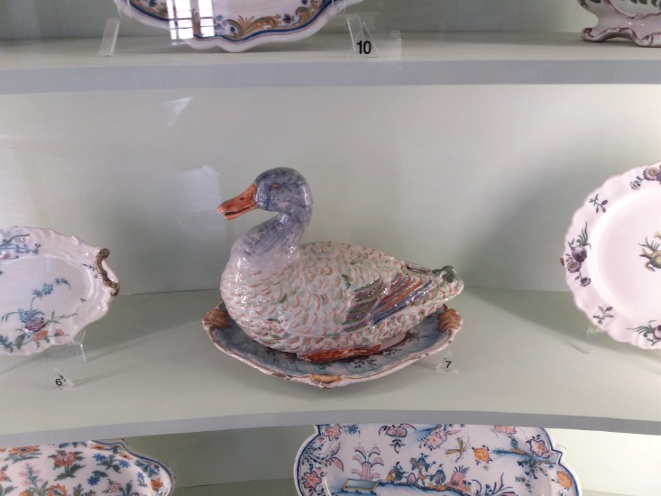 Narbonne - Musée des Beaux-Arts - Terrine couverte en forme de canard et son plateau losangé à agrafes rocaille