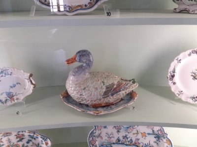 Narbonne - Musée des Beaux-Arts - Terrine couverte en forme de canard et son plateau losangé à agrafes rocaille