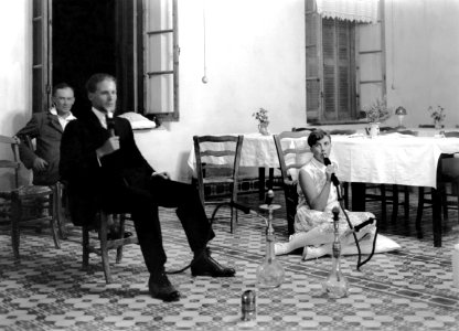 Narghilé-rökning. Alfred Westholm och Vivi Gjerstad. Kyrenia. bord, vattenpipa - SMVK - C00001