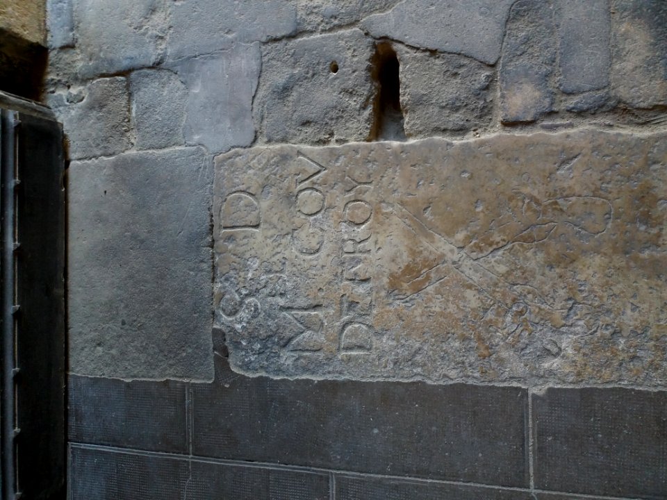 Narbonne - Cloître des Archevêques - Pierre au sol S D M. GOV DEFROY
