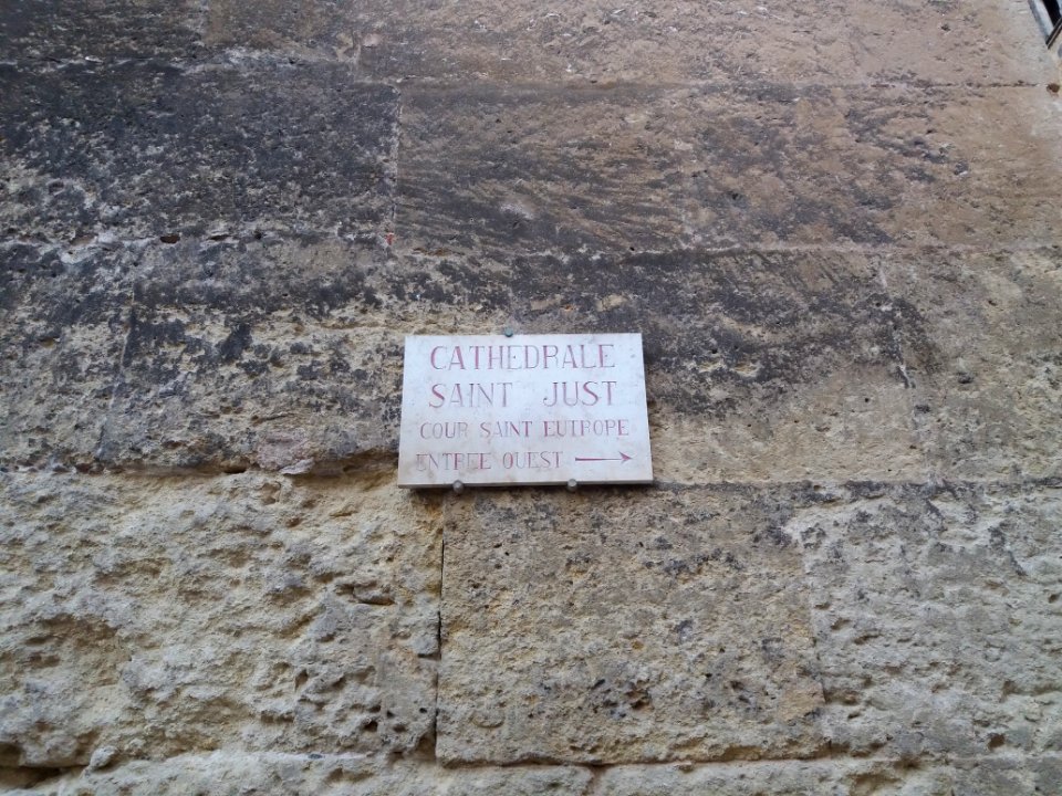 Narbonne - Cathédrale Saint-Just - Plaque cour Saint Eutrope