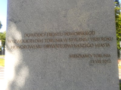Napis z boku cokołu pomnika generała Józefa Hallera na Placu św. Katarzyny w Toruniu photo