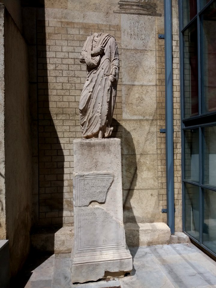 Narbonne - Horreum - Jardin - Piédestal de la statue de Sextus Fadius Secundus Musa (copie)