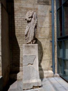 Narbonne - Horreum - Jardin - Piédestal de la statue de Sextus Fadius Secundus Musa (copie)