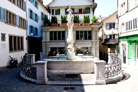 Napfplatz Brunnen 1