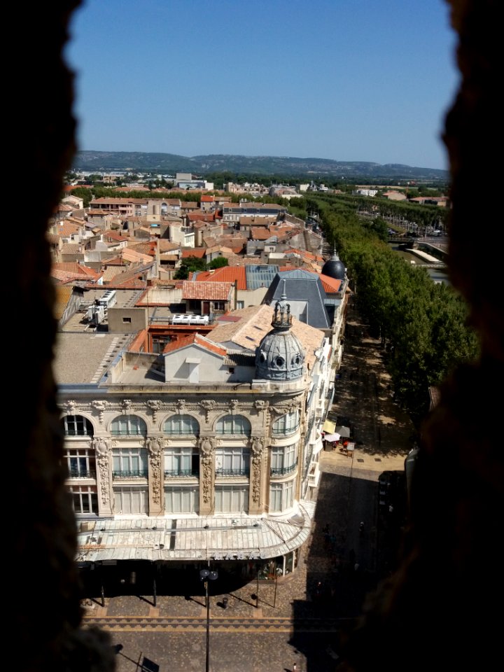 Narbonne - Aux Dames de France vu à travers une meurtrière du donjon du palais des Archevêques