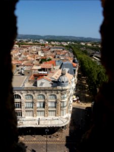Narbonne - Aux Dames de France vu à travers une meurtrière du donjon du palais des Archevêques