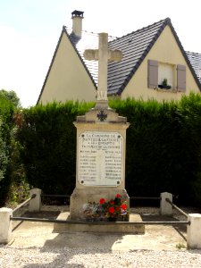 Nanteuil-la-Fosse (Aisne) monument aux morts avec croix