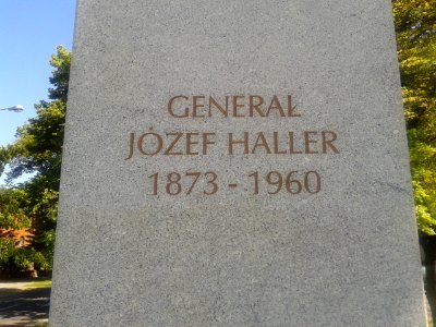 Napis z przodu cokołu pomnika generała Józefa Hallera na Placu św. Katarzyny w Toruniu photo