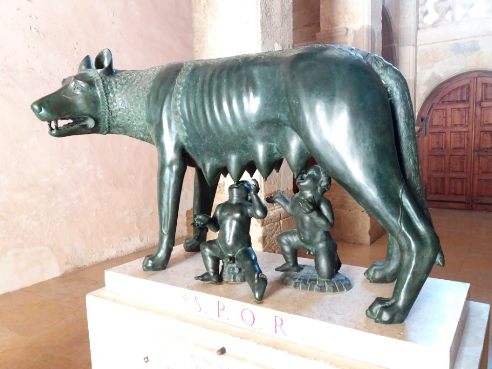 Narbonne - Grand escalier du Palais des Archevêques - Reproduction de la Louve du Capitole