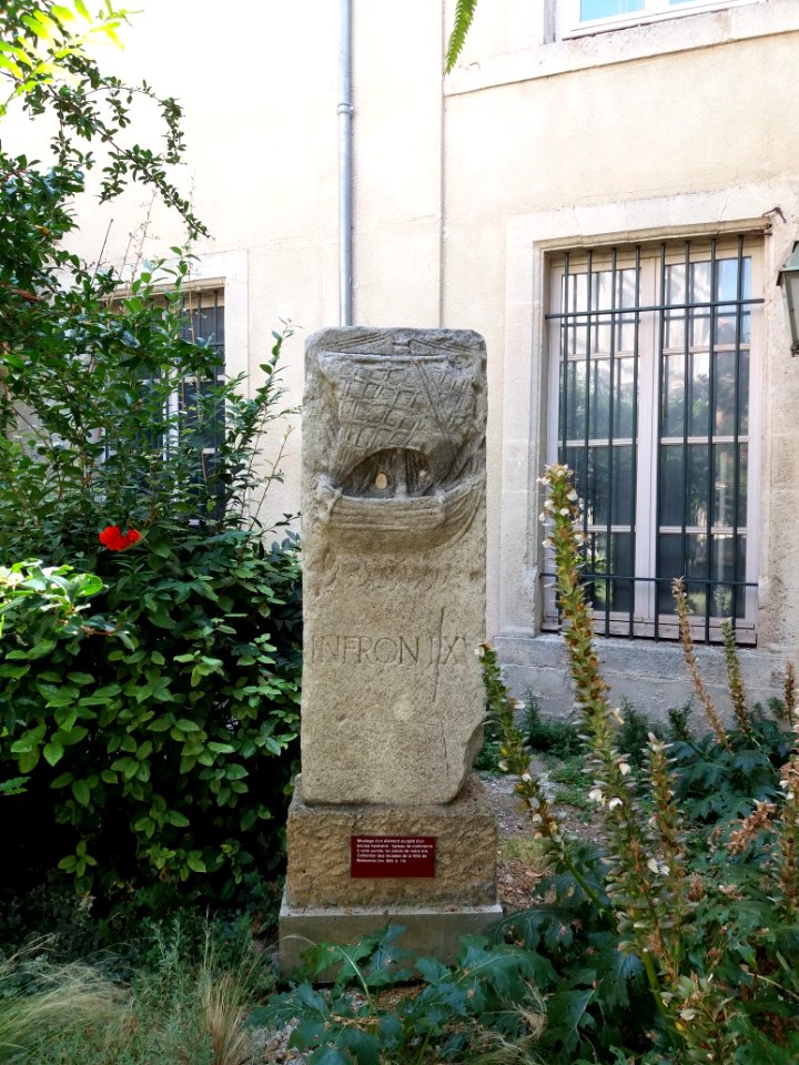 Narbonne - Horreum - Jardin - Moulage INFRONIX, d'un bâteau de commerce sculpté sur un élément d'enclos funéraire