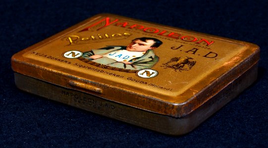 Napoleon JAD petitos, NVJA Donkers Sigarenfabrieken, Gouda, goudkleurig blikje, foto1