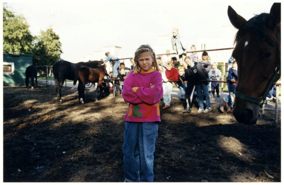 Naomi kant voert aktie tot het redden van paarden, die anders naar het slachthuis moeten. Het paardenweitje op de grens van Parkwijk en Zuiderpolder gaat plaatsmaken voor een veld met bomen. NL-HlmNHA 54037142