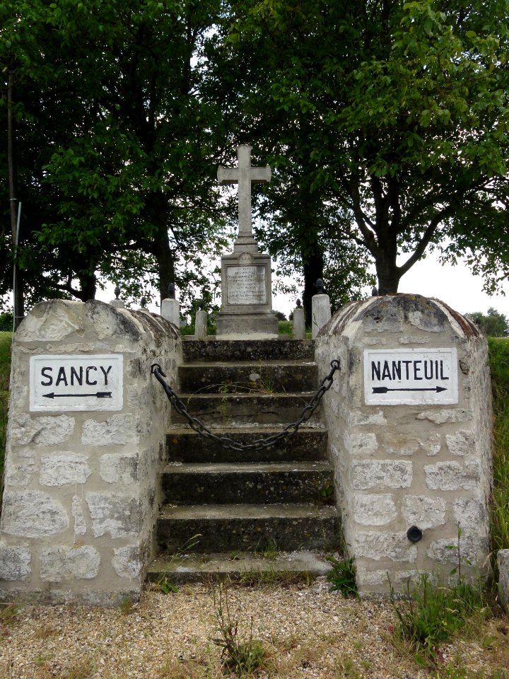 Nanteuil-la-Fosse (Aisne) croix, tombe de guerre