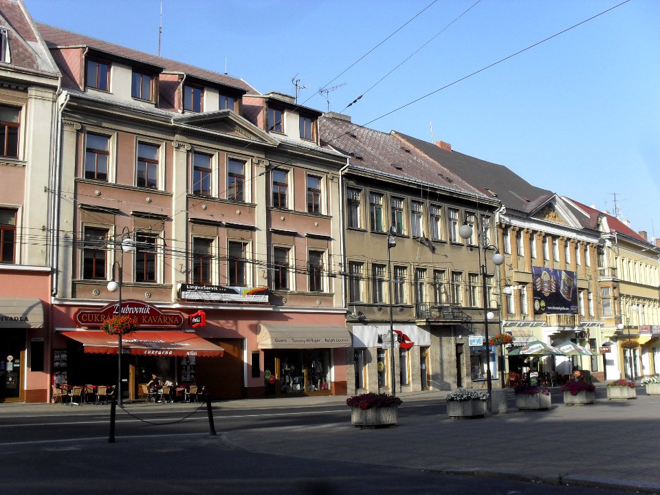 Naproti divadlu, obchody