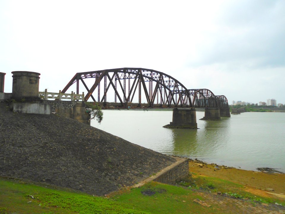 Nandu River Iron Bridge - viewed from the eastern shore - 04