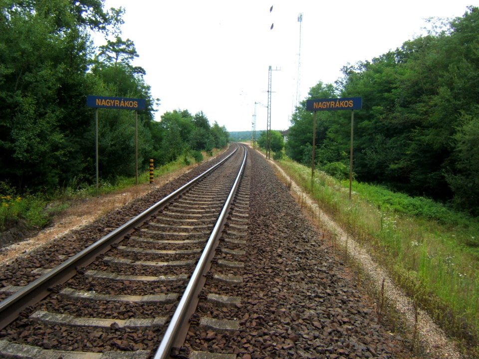 Nagyrákos, vasút táblákkal