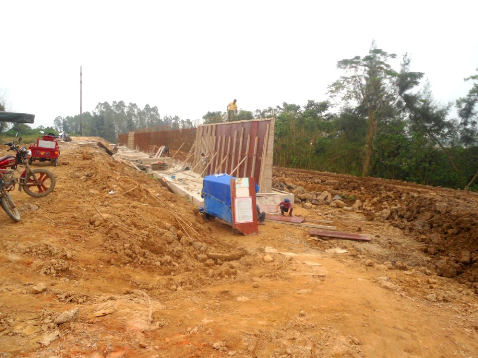 Nandu River floodwall construction at Ding an - 01