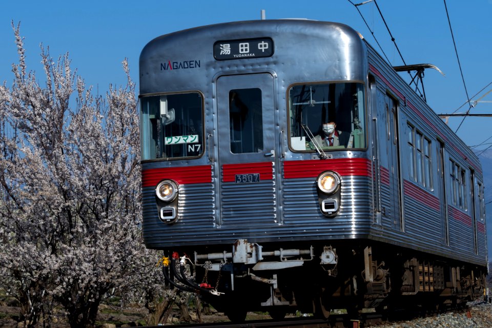 Nageden 3500 series passes through apple orchards in spring