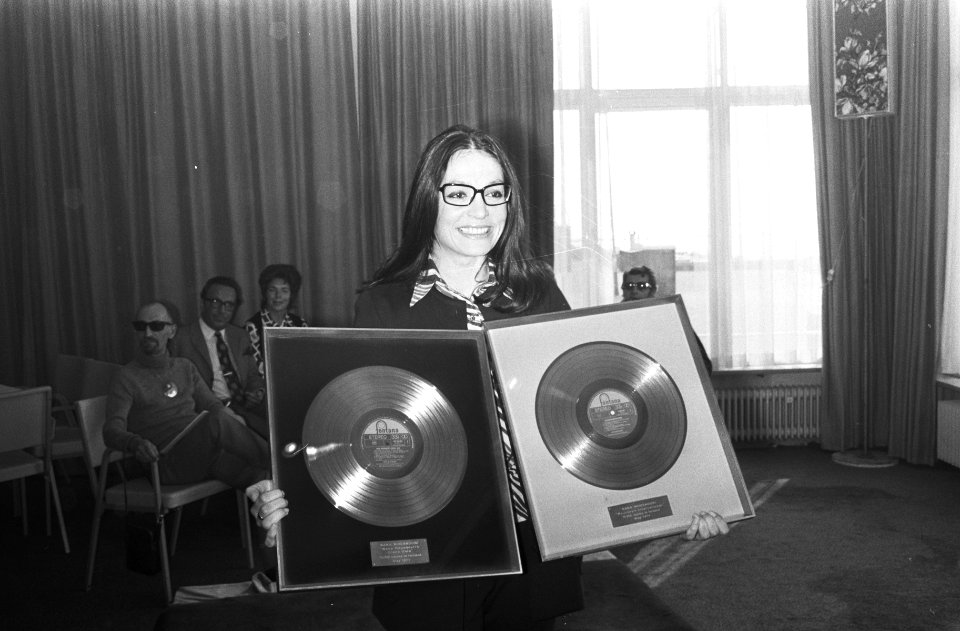 Nana Mouskouri toont haar platen, Bestanddeelnr 924-5530