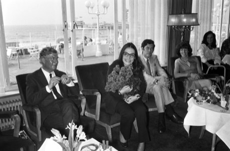 Nana Mouskouri (m) met bril, Bestanddeelnr 924-5525