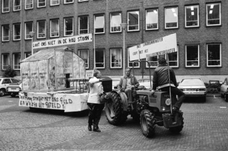 Nagebouwde kas achter een tractor, Bestanddeelnr 932-3482