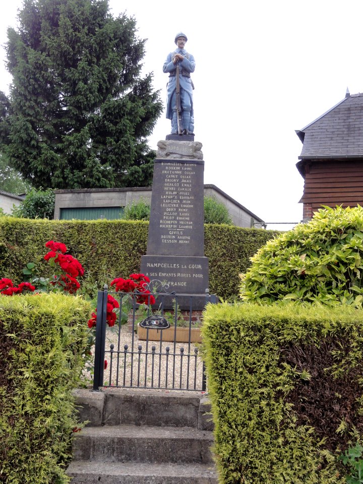 Nampcelles-la-Cour (Aisne) monument aux morts