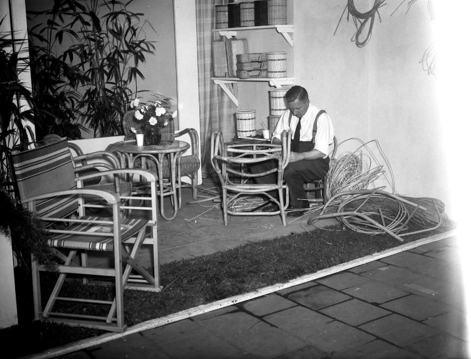 Nahinto-tentoonstelling RAI-gebouw Stoelenvlechter Fa de Ridder, Bestanddeelnr 902-9459
