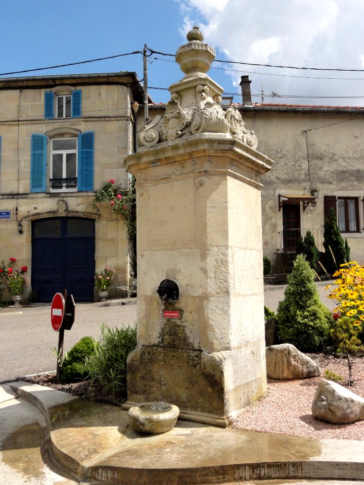 Naives-Rosières (Meuse) Naives, fontaine