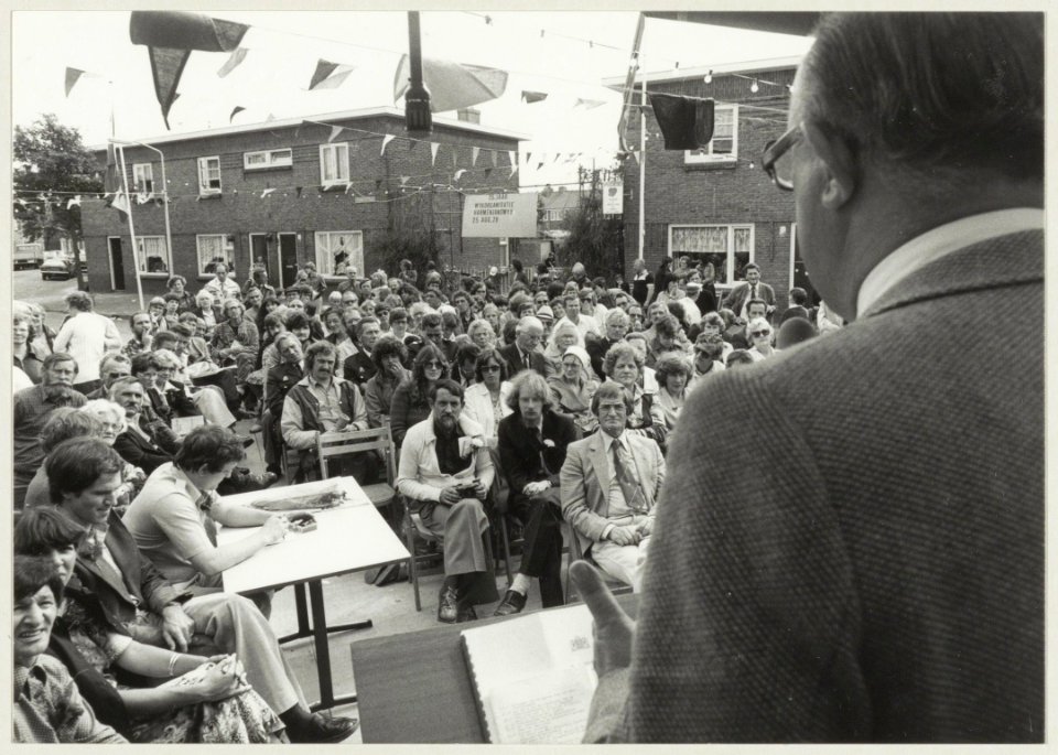 Namens het college van B. en W. kwam wethouder L. van den Berg de wijkraad Harmenjanswijk ( links ) geluk wensen met hun 25-jarig bestaan. NL-HlmNHA 54010053