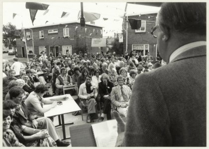 Namens het college van B. en W. kwam wethouder L. van den Berg de wijkraad Harmenjanswijk ( links ) geluk wensen met hun 25-jarig bestaan. NL-HlmNHA 54010053