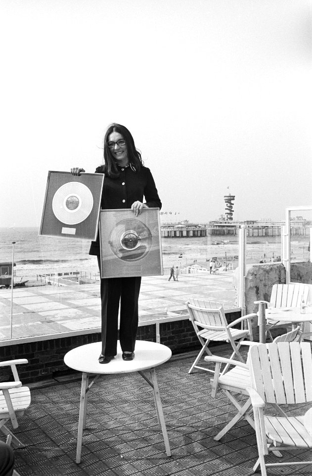 Nana Mouskouri toont haar platen op het terras, Bestanddeelnr 924-5523