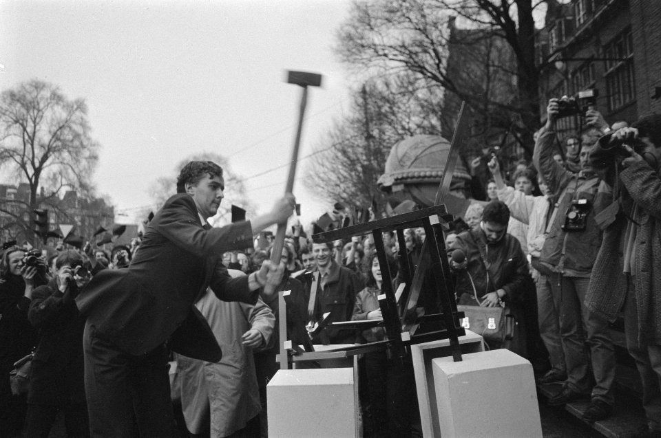 Namaak Lubbers slaat Rietveldstoel stuk tijdens protest studenten Rietveldacadem, Bestanddeelnr 933-9331