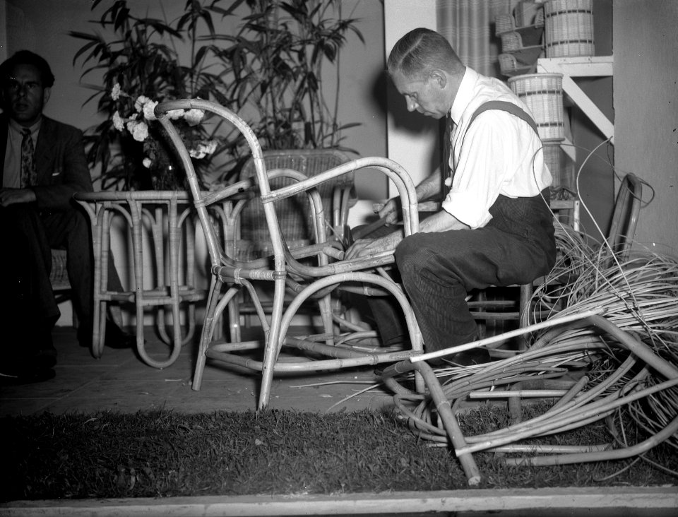Nahinto-tentoonstelling RAI-gebouw Stoelenvlechter Fa de Ridder, Bestanddeelnr 902-9460