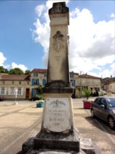 Naives-Rosières (Meuse) Naives, mon aux morts (03)