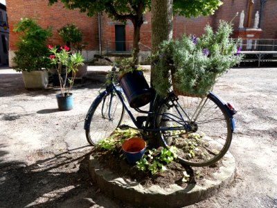 Nailloux - Place de l'église - Détail vélo pot de fleur