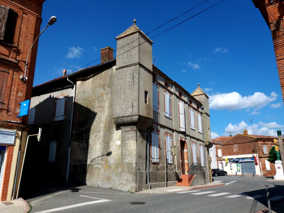 Nailloux - Rue de la Liberté - Maison avec tourelles