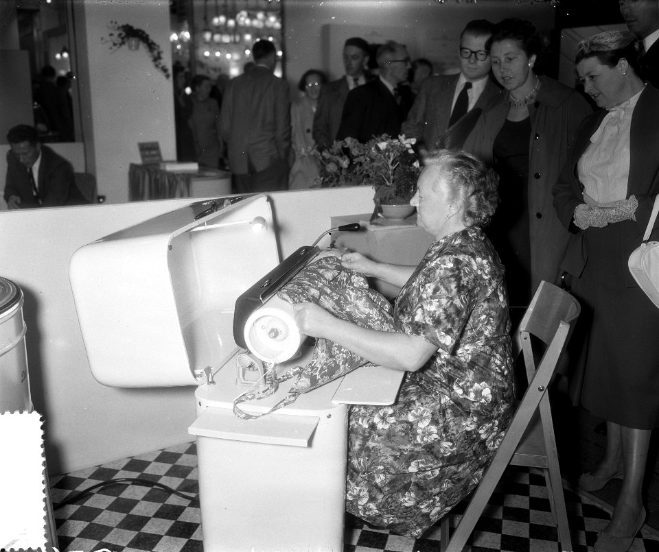 Najaarsbeurs Utrecht, elektrische strijkmachine, Bestanddeelnr 907-3128