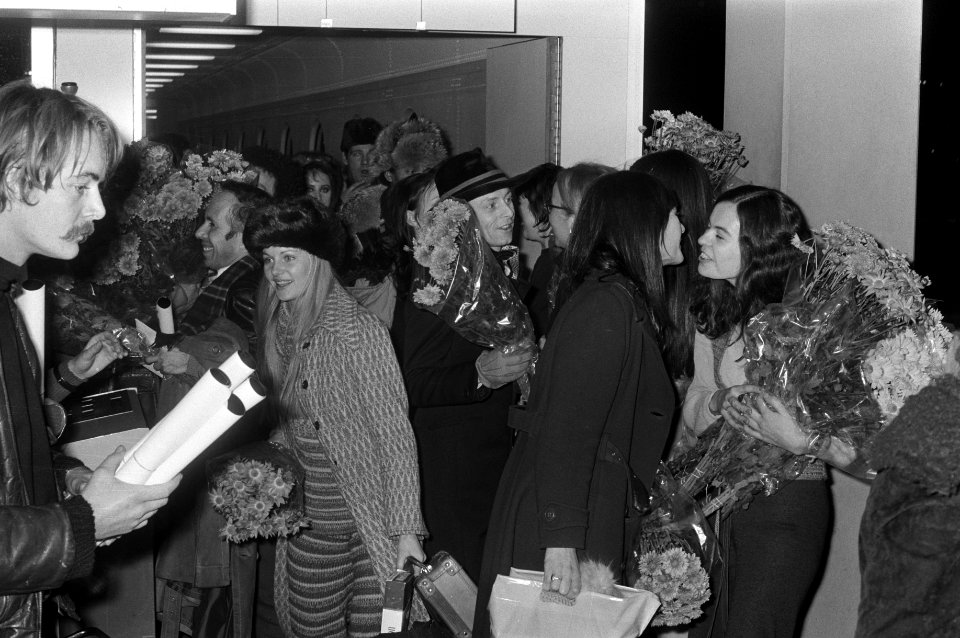Nationaal Ballet arriveert op Schiphol na toernee door Rusland, gedeelte groep, Bestanddeelnr 925-1911